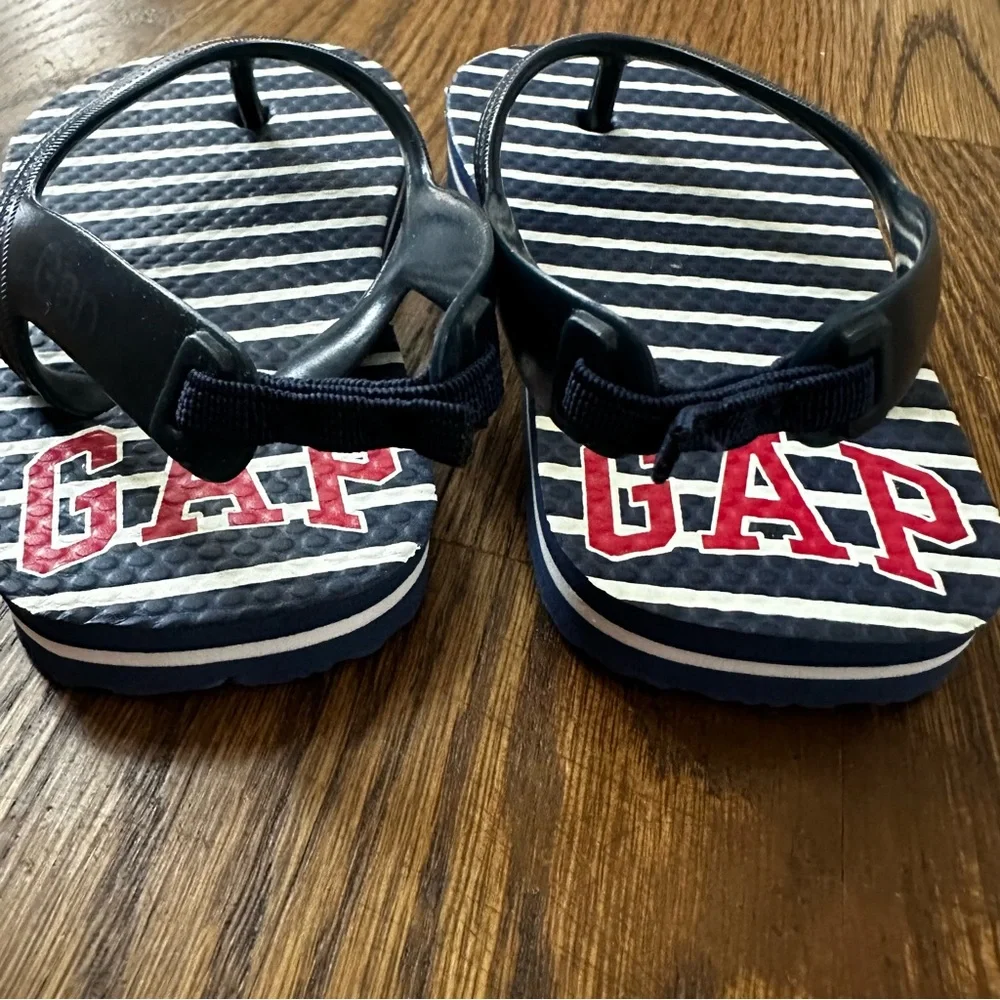 Gap navy blue striped flip flops, size 5T/6T